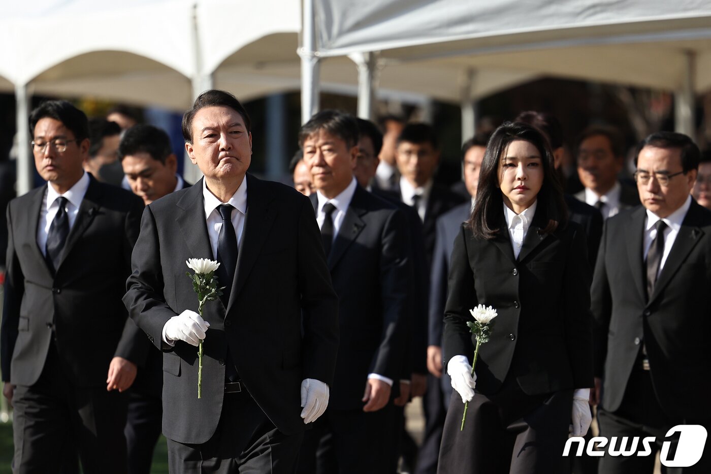 본문 이미지 - 윤석열 대통령과 김건희 여사가 31일 오전 서울광장에 마련된 이태원 사고 사망자 합동분향소를 찾아 헌화를 위해 이동하고 있다. (대통령실 제공) 2022.10.31/뉴스1 ⓒ News1 오대일 기자