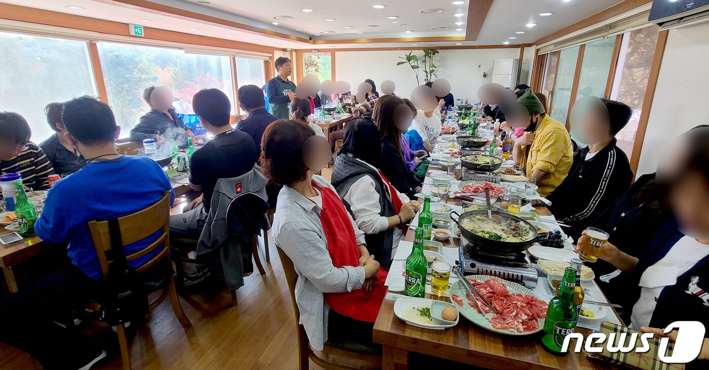 본문 이미지 - 서영석 더불어민주당 의원(부천 정)이 30일 경기 파주시의 한 식당에서 시도의원 및 당직자들과 술을 마시며 점심을 먹고 있다. (독자제공) / 뉴스1