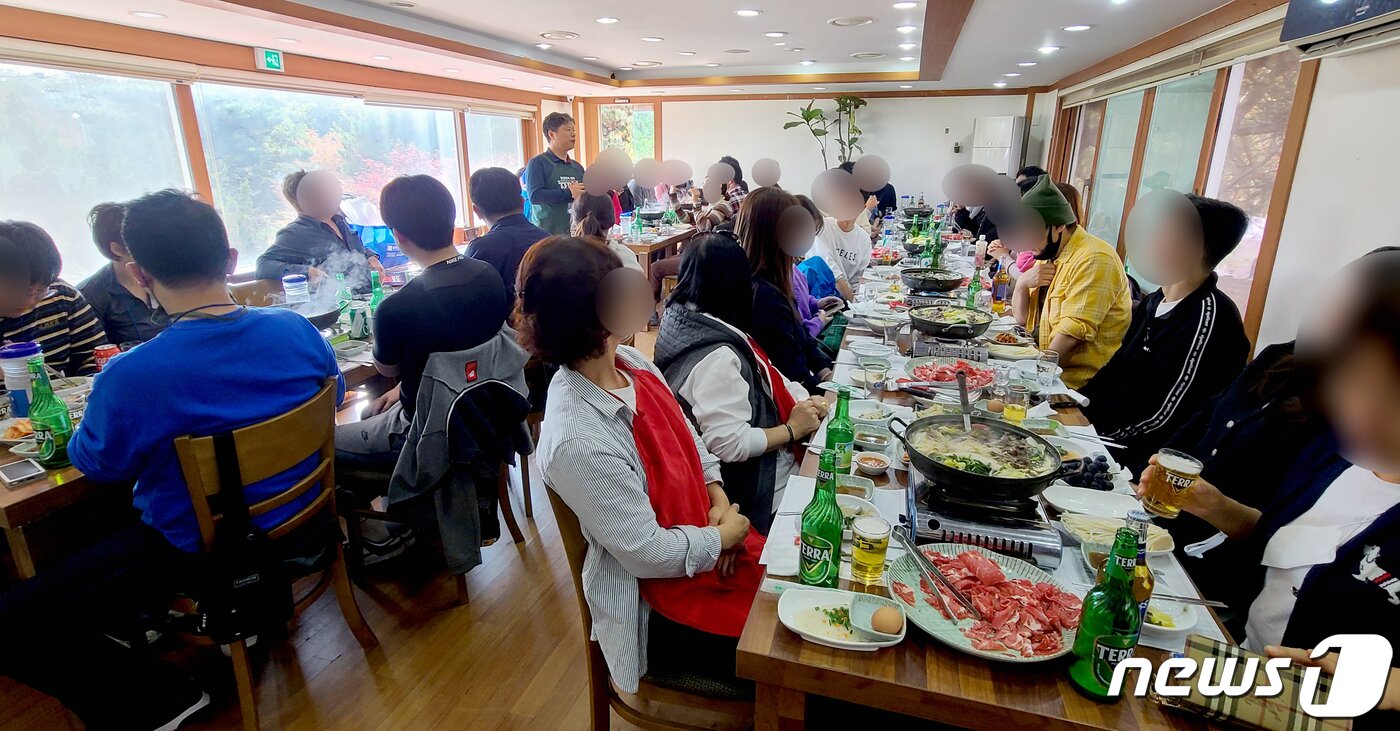 서영석 더불어민주당 의원&#40;부천 정&#41;이 30일 경기 파주시의 한 식당에서 시도의원 및 당직자들과 술을 마시며 점심을 먹고 있다. &#40;독자제공&#41; / 뉴스1