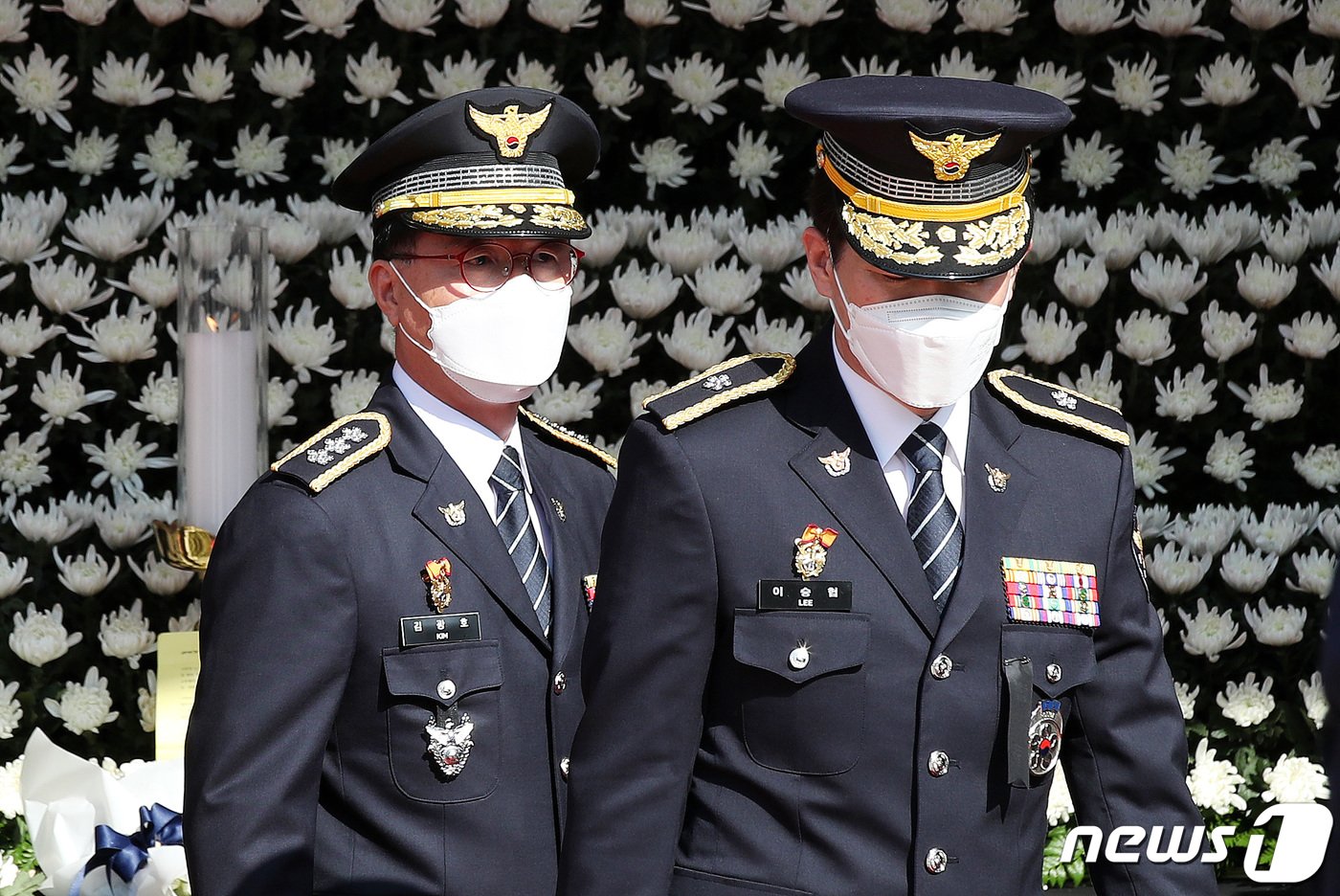 본문 이미지 - 김광호 서울경찰청장이 31일 오전 서울광장에 마련된 이태원 사고 사망자 합동분향소를 찾아 애도하고 있다. 2022.10.31/뉴스1 ⓒ News1 박지혜 기자