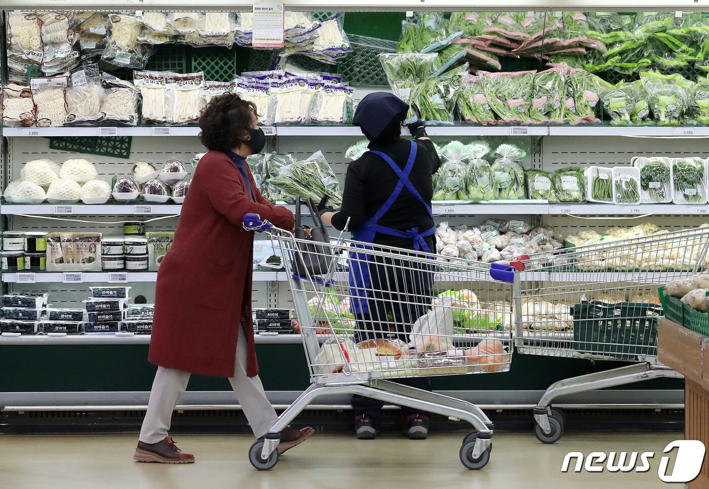 본문 이미지 - 서울 서초구의 한 대형마트에서 시민들이 물건을 고르고 있다. 2022.10.31/뉴스1 ⓒ News1 김진환 기자