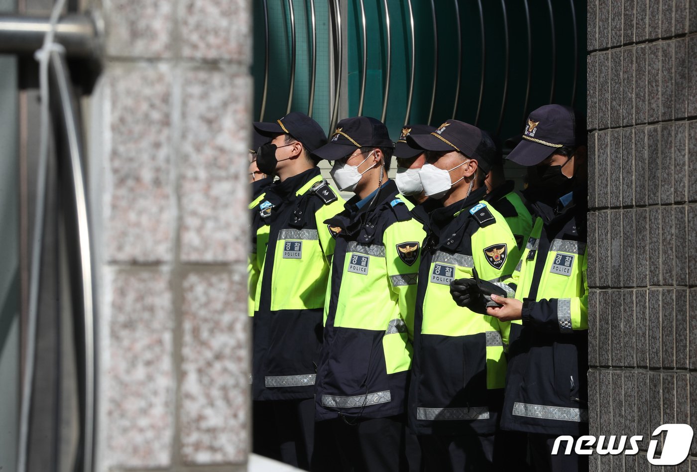 &#39;수원 발발이&#39;로 불리는 연쇄 성폭행범 박병화&#40;39&#41;가 출소한 31일 오전 박병화의 거주지로 알려진 경기 화성시의 한 주택가 앞에 경찰 병력이 배치돼 있다. 2022.10.31/뉴스1 ⓒ News1 김영운 기자