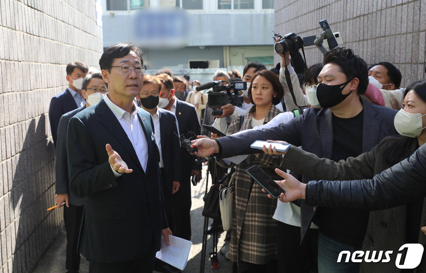 본문 이미지 - 연쇄 성폭행범 박병화(39)가 출소한 31일 오전 박병화의 거주지로 알려진 경기 화성시의 한 주택가 앞에서 정명근 화성시장이 취재진의 질문에 답하고 있다. 2022.10.31/뉴스1 ⓒ News1 김영운 기자