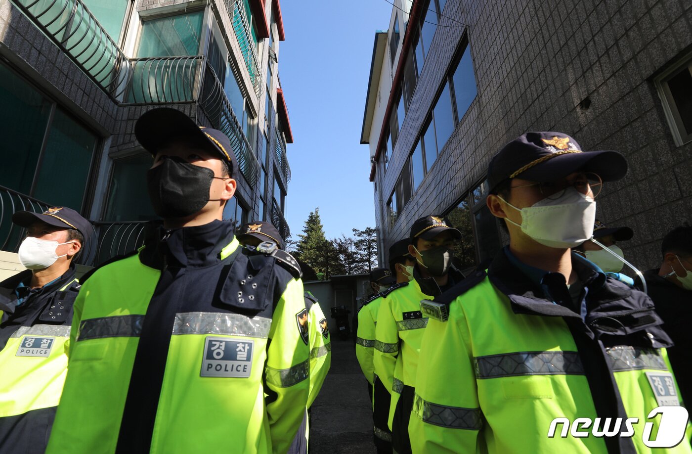 본문 이미지 - '연쇄 성폭행범 박병화(39)가 출소한 31일 오전 박병화의 거주지로 알려진 경기 화성시 앞에 경찰 병력이 배치돼 있다. 2022.10.31/뉴스1 ⓒ News1 김영운 기자