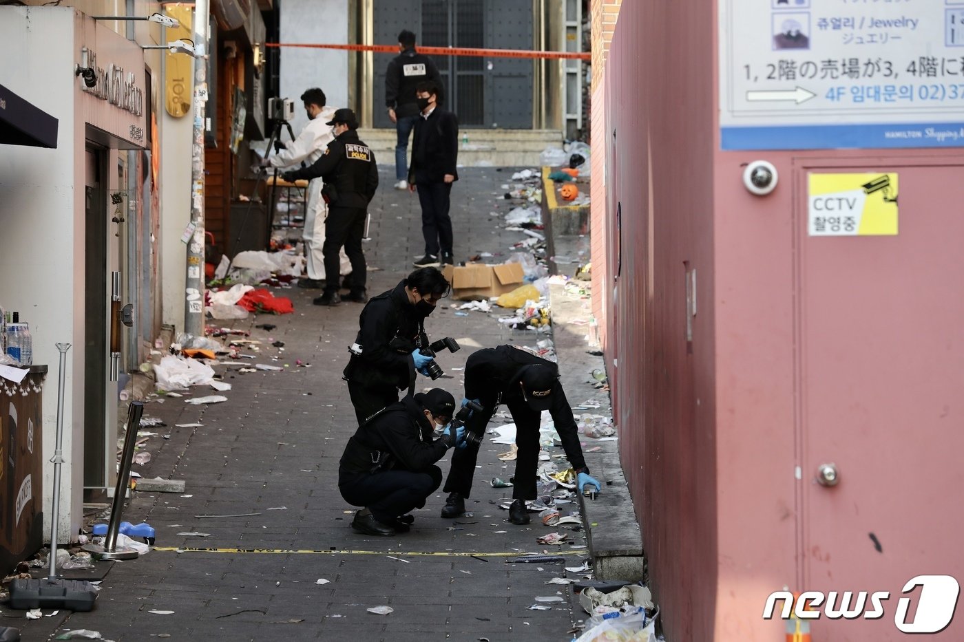 본문 이미지 - 31일 오후 서울 용산구 이태원에서 국립과학수사연구원과 경찰 등 수사관들이 '이태원 핼러윈 압사 참사' 현장감식을 벌이고 있다. 2022.10.31/뉴스1 ⓒ News1 구윤성 기자