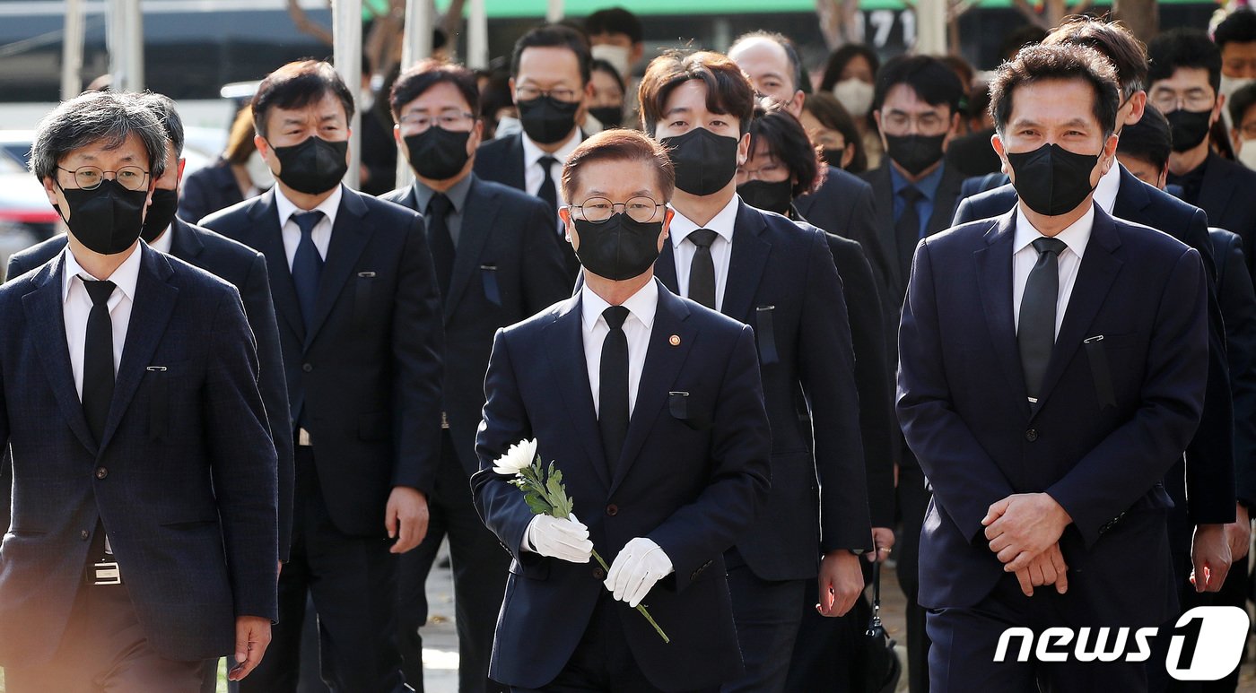 이정식 고용노동부 장관이 31일 서울광장에 마련된 이태원 사고 사망자 합동분향소를 찾아 헌화를 위해 이동하고 있다. 2022.10.31/뉴스1 ⓒ News1 박지혜 기자