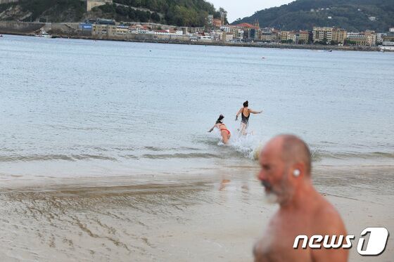 27일(현지시간) 스페인 북부 산 세바스찬에서 폭염이 지속됨에 따라 사람들이 해변에서 더위를 식히고 있다. 2022.10.27 © 로이터=뉴스1 © News1 정윤미 기자