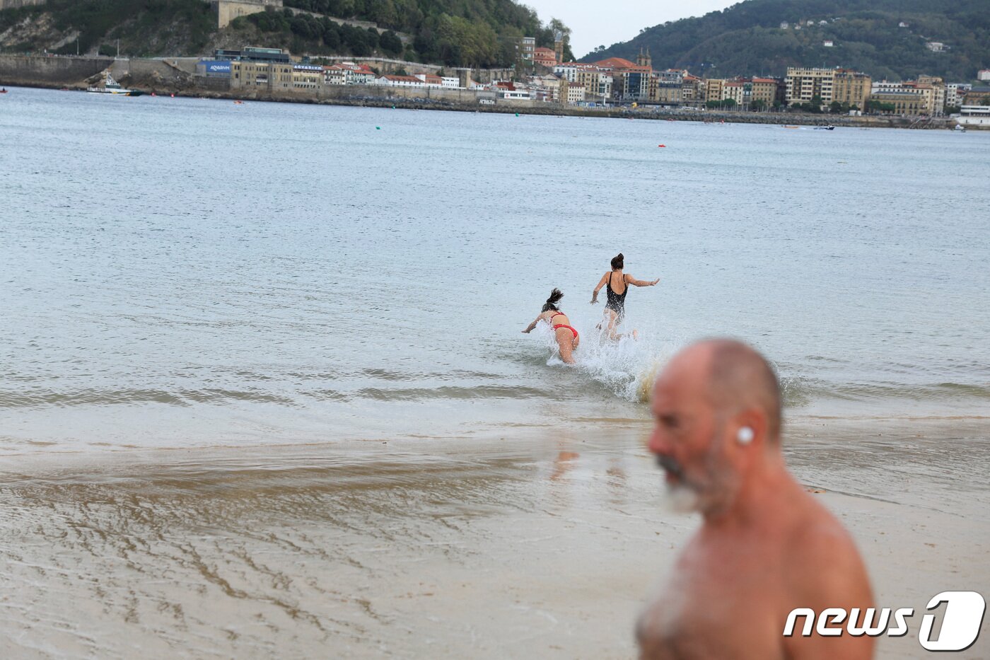 본문 이미지 - 27일&#40;현지시간&#41; 스페인 북부 산 세바스찬에서 폭염이 지속됨에 따라 사람들이 해변에서 더위를 식히고 있다. 2022.10.27 ⓒ 로이터=뉴스1 ⓒ News1 정윤미 기자