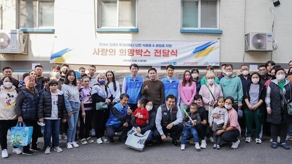 본문 이미지 - 사랑의희망박스는 겨울나기에 필요한 침구류 및 생필품으로 구성됐으며, DGB캐피탈 임직원으로 구성된 ‘DGB패밀리봉사단’이 직접 포장하여 고려인 난민 가정에 전달됐다(굿피플 제공)