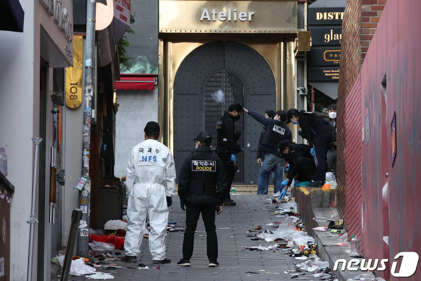 본문 이미지 - 서울경찰청 수사본부와 국립과학수사연구원들이 31일 서울 용산구 이태원 압사 참사 현장에서 합동감식을 진행하고 있다. (공동취재) 2022.10.31/뉴스1 ⓒ News1 구윤성 기자