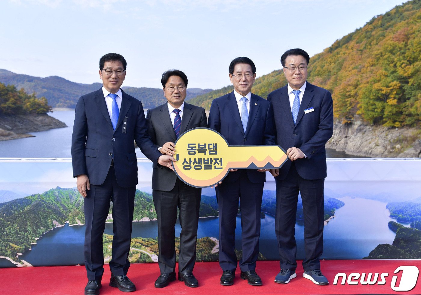 본문 이미지 - 강기정 광주시장(왼쪽 두 번째부터)과 김영록 전남지사, 구복규 화순군수가 31일 오후 전남 화순군 동복댐에서 '광주·전남 동복댐 수질개선 및 상생발전 협약 체결식'에 참석해 기념 촬영을 하고 있다.(광주시 제공)2022.10.31/뉴스1 ⓒ News1