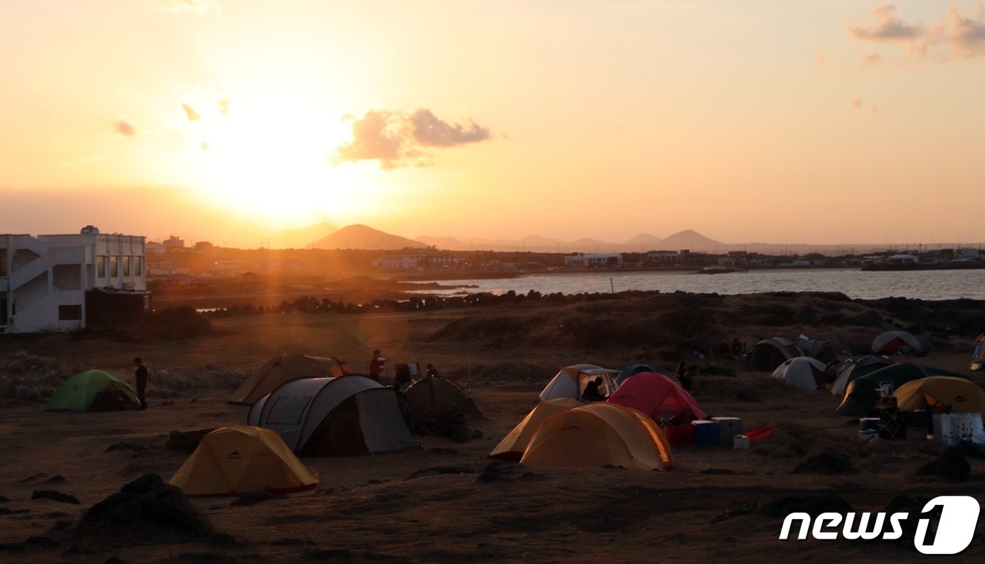 본문 이미지 - 우도 비양도에서 바라본 일몰