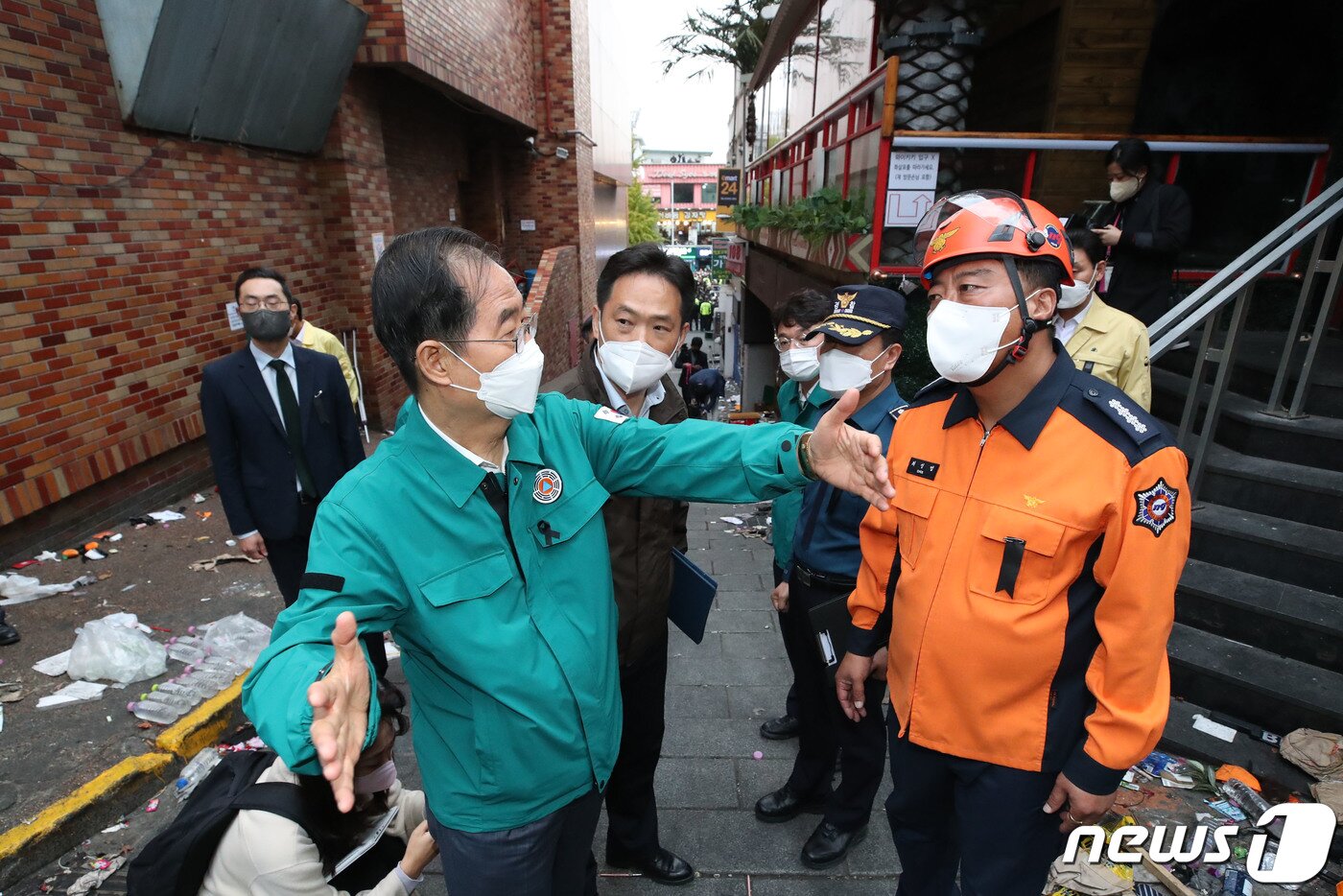 본문 이미지 - 한덕수 국무총리가 31일 오후 서울 용산구 이태원 압사 참사 현장을 찾아 최성범 용산소방서장에게 브리핑을 받으며 사고에 관해 질문하고 있다. (공동취재) 2022.10.31/뉴스1 ⓒ News1 김명섭 기자