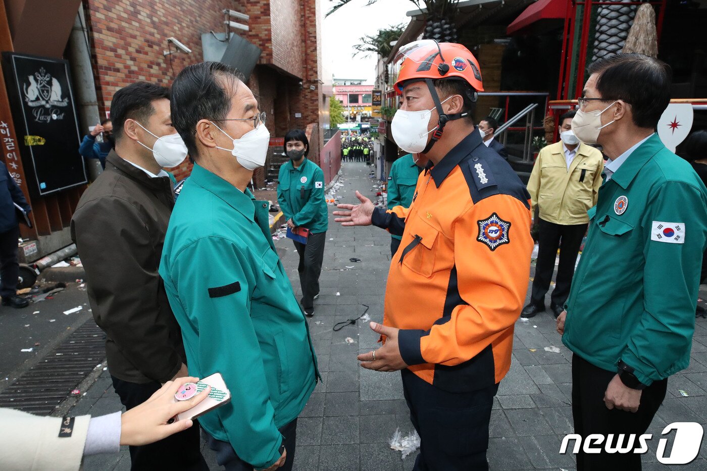 본문 이미지 - 한덕수 국무총리가 31일 오후 서울 용산구 이태원 압사 참사 현장을 찾아 최성범 용산소방서장에게 브리핑을 받고 있다. (공동취재) 2022.10.31/뉴스1 ⓒ News1 김명섭 기자