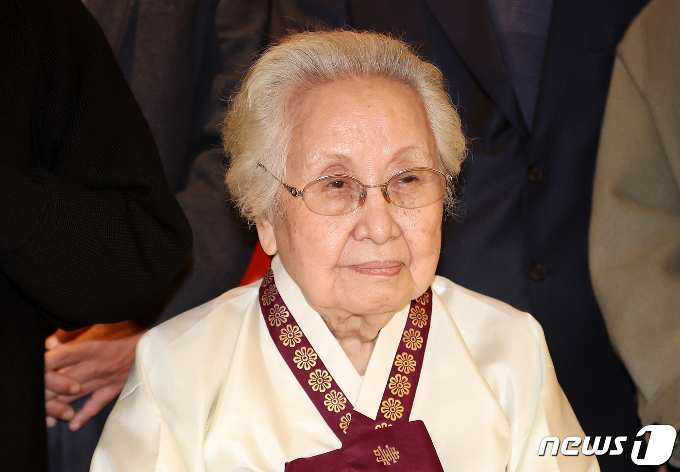 (서울=뉴스1) 이동해 기자 = '고종황제의 손녀'로 불리는 이해경 여사가 31일 서울 성북선잠박물관에서 열린 조선의 왕비와 친잠례 특별전 관람에 앞서 기념사진을 찍고 있다. 20 …