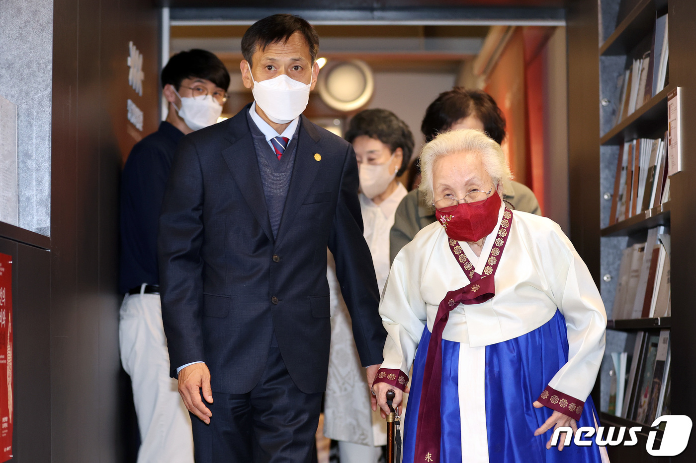 (서울=뉴스1) 이동해 기자 = '고종황제의 손녀'로 불리는 이해경 여사와 이준 의친왕 종손이 31일 서울 성북선잠박물관에서 열린 조선의 왕비와 친잠례 특별전을 관람하고 있다. 2 …