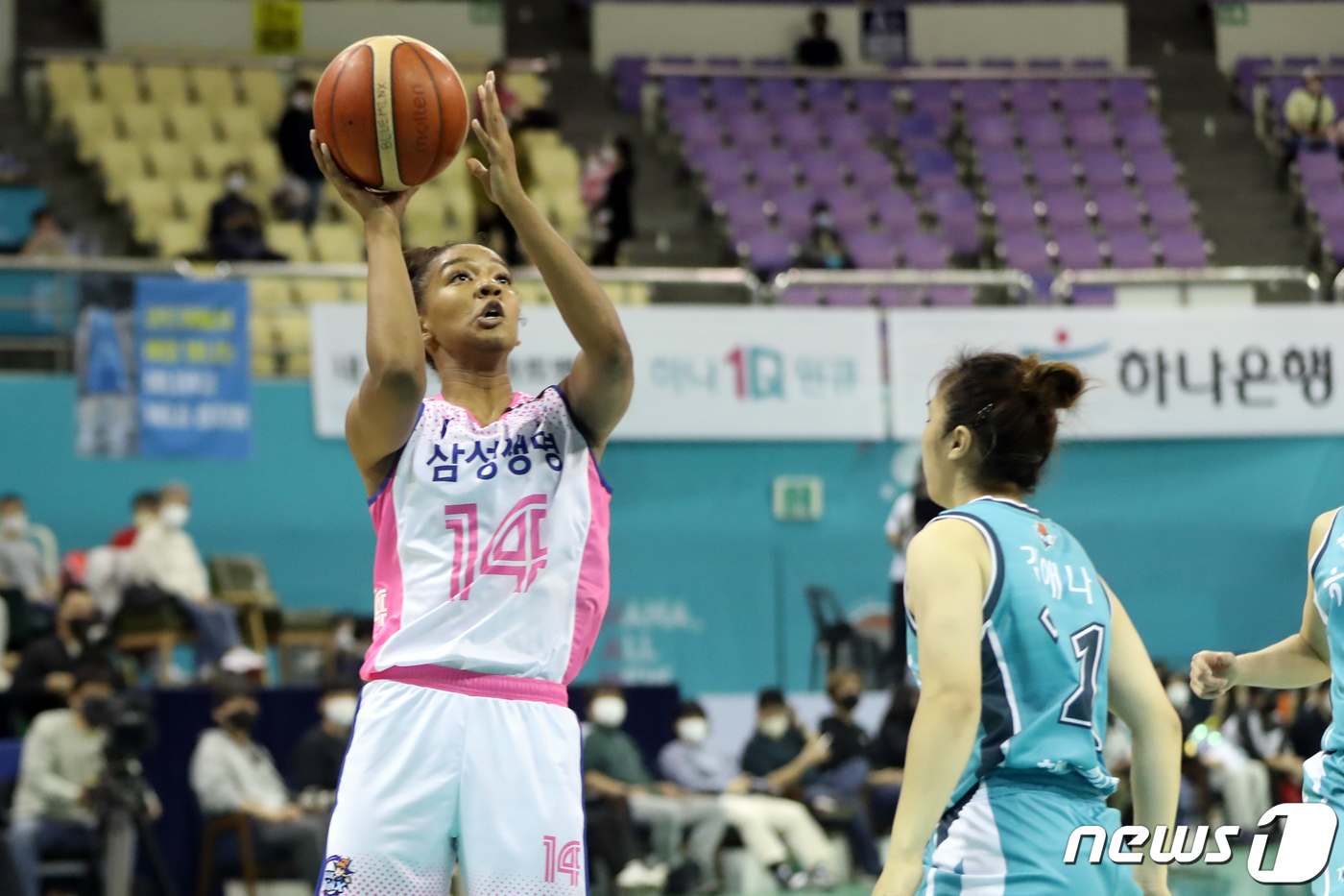 (부천=뉴스1) 황기선 기자 = 31일 오후 경기 부천실내체육관에서 열린 '신한은행 SOL 2022-23 여자프로농구' 부천 하나원큐와 용인 삼성생명과의 경기에서 삼성생명 키아나 …