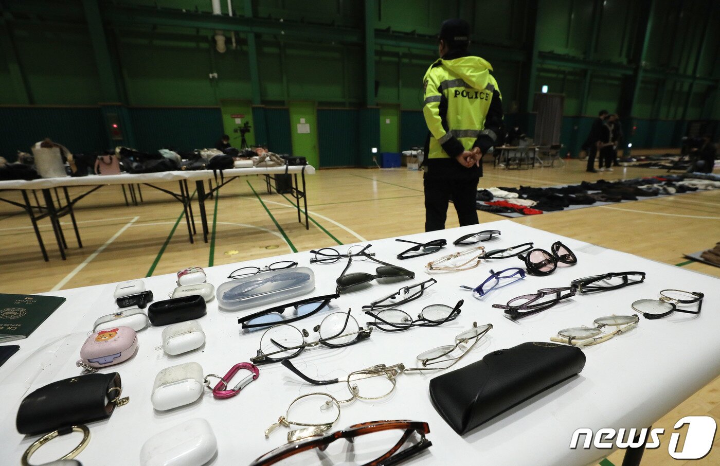 본문 이미지 - 31일 오후 서울 용산구 원효로 다목적 체육관에 마련된 이태원 사고 유실물센터에 유실물들이 놓여 있다. 유실물센터는 이날 밤부터 오는 11월 6일까지 운영된다. 2022.10.31/뉴스1 ⓒ News1 임세영 기자