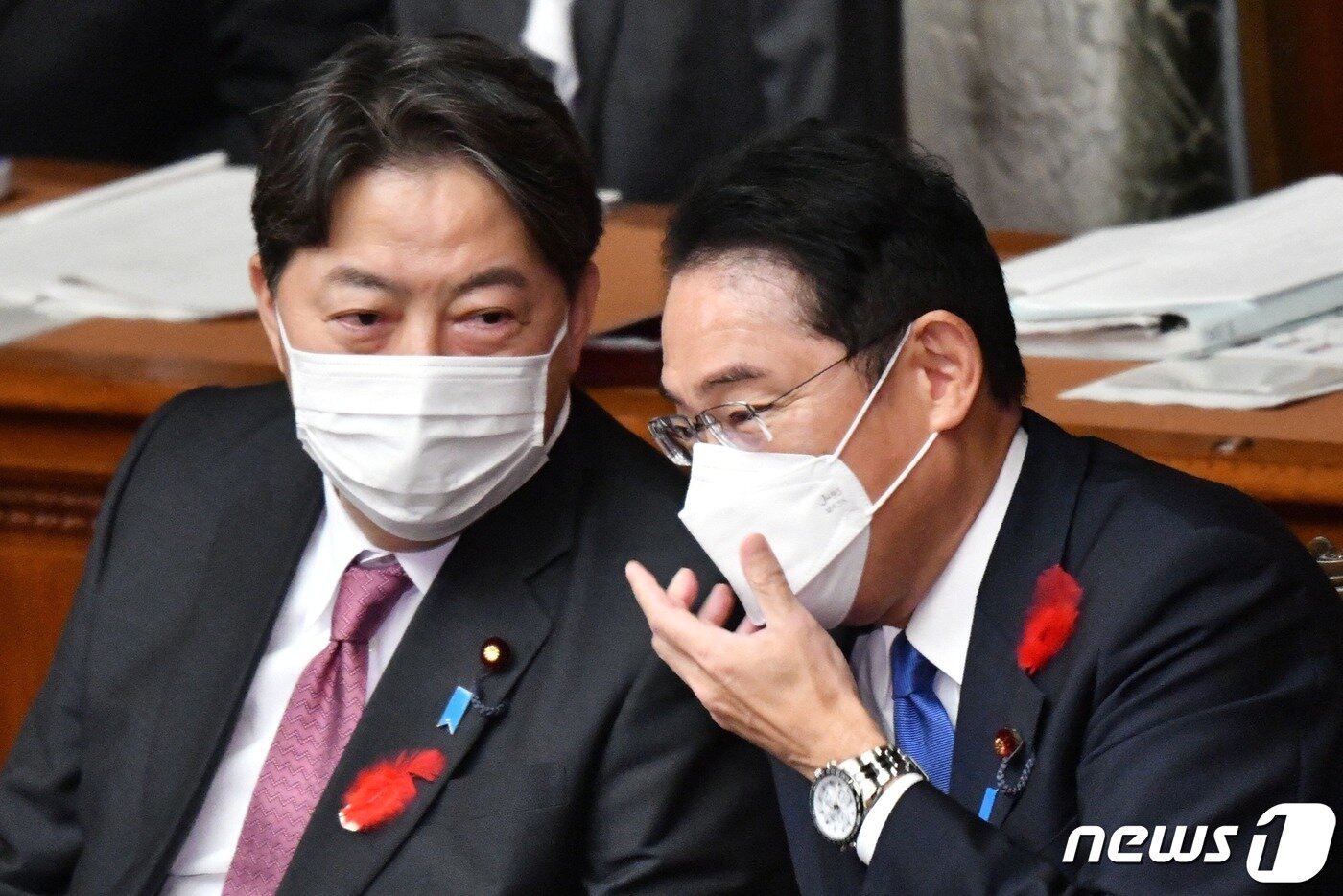 본문 이미지 - 기시다 후미오 일본 총리가 도쿄의 임시국회에서 가진 소신표명 연설을 하기 전에 하야시 요시마사 외무상과 얘기를 하고 있다. ⓒ AFP=뉴스1 ⓒ News1 우동명 기자