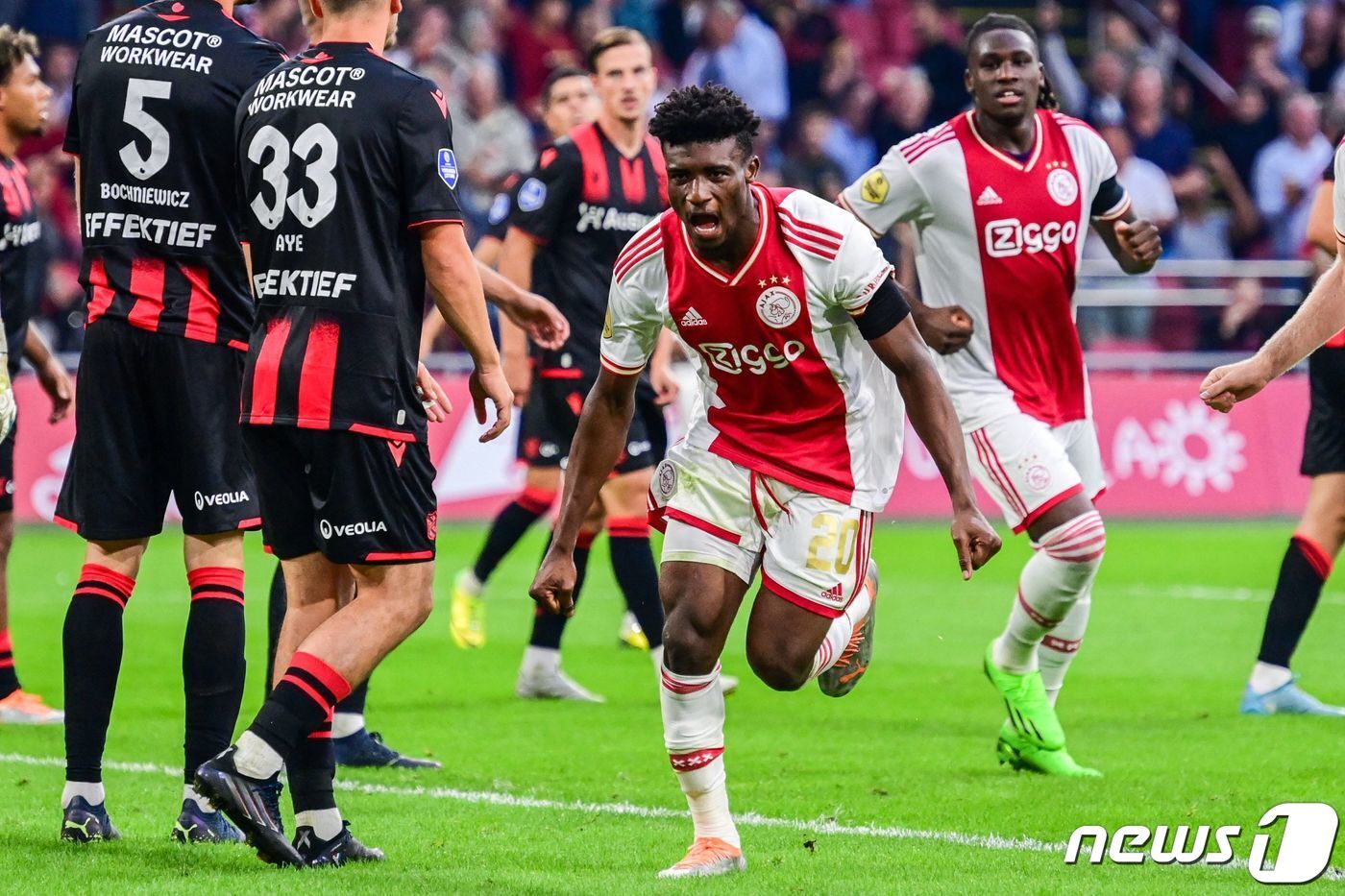 본문 이미지 - 모하메드 쿠두스(가운데) ⓒ AFP=뉴스1