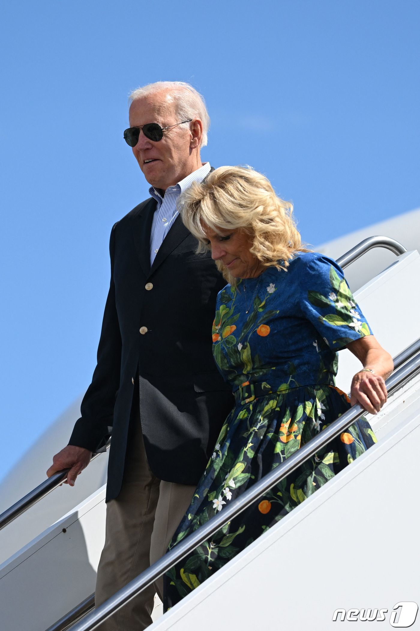 (폰세 AFP=뉴스1) 우동명 기자 = 조 바이든 미국 대통령과 부인 질 바이든 여사가 3일(현지시간) 허리케인 '피오나' 가 휩쓸고 간 미국령 푸에르토리코 폰세의 공항에 도착해 …