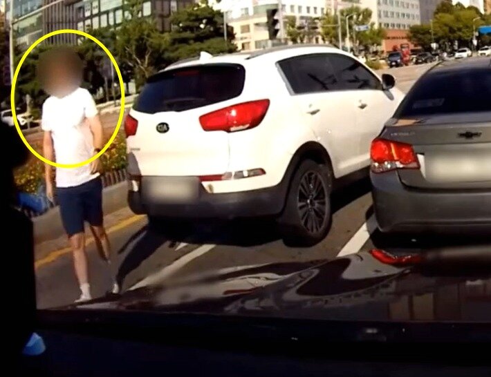 본문 이미지 - 문제의 차주는 차에서 내려 상대차 문 쪽을 치고 "왜 빵빵거리고 지X해요"라고 말한 뒤 돌아갔다. (유튜브 '한문철TV' 갈무리)