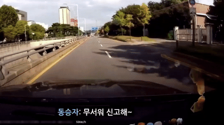 본문 이미지 - 한문철 변호사는 이 장면은 명백한 보복운전이라며 특수협박죄로 처벌받을 수 있다고 봤다. (유튜브 '한문철TV' 갈무리)