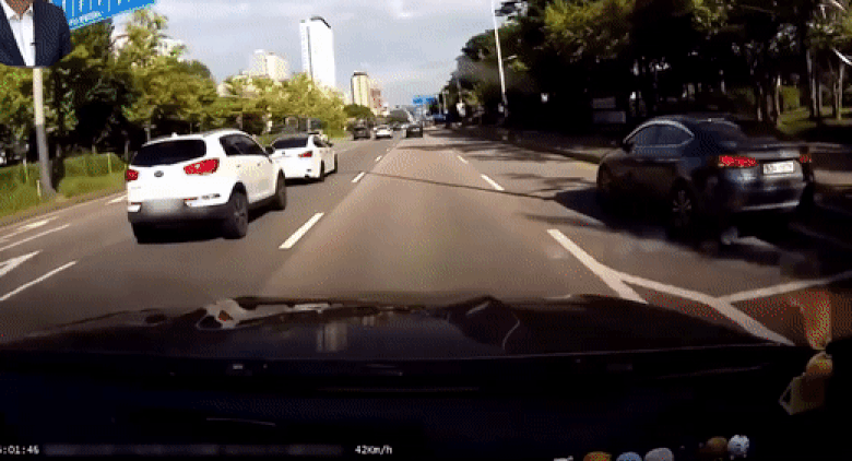 본문 이미지 - 문제의 차량이 칼치기하자 블랙박스 차주는 경적을 울렸다. (유튜브 '한문철TV' 갈무리)