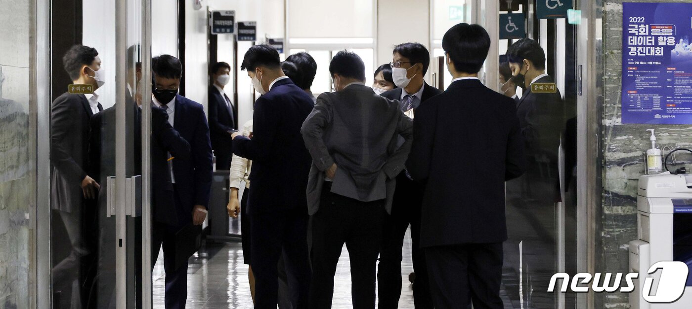 본문 이미지 - 윤석열 정부 첫 국정감사가 시작된 4일 서울 여의도 국회 각 상임위원회 복도에서 피감기관 공무원들이 답변준비로 분주히 움직이고 있다. (공동취재) 2022.10.4/뉴스1 ⓒ News1 유승관 기자