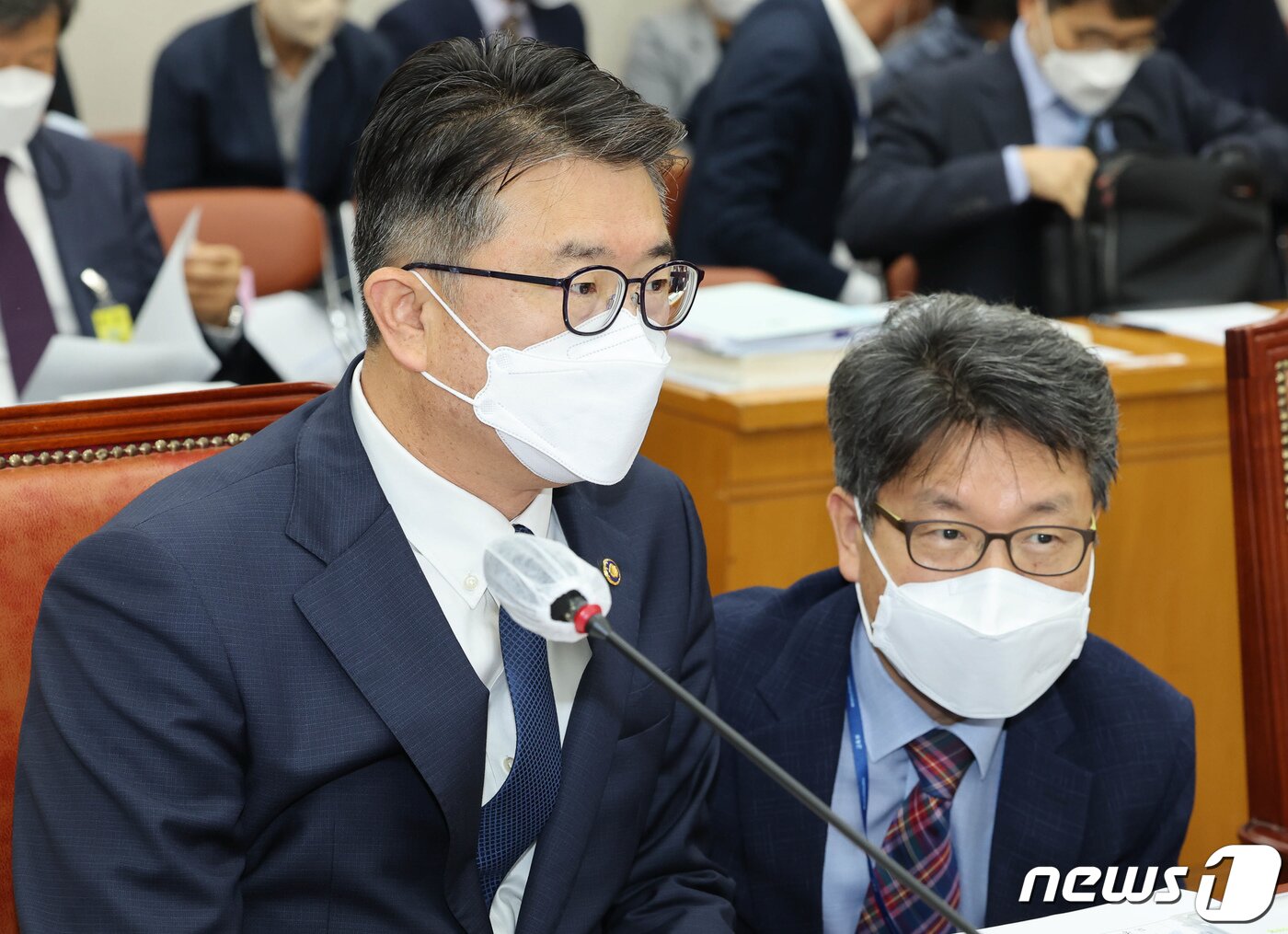 본문 이미지 - 장상윤 교육부 차관이 4일 서울 여의도 국회에서 열린 교육위원회 국정감사를 준비하며 관계자와 대화하고 있다. (공동취재) 2022.10.4/뉴스1 ⓒ News1 유승관 기자