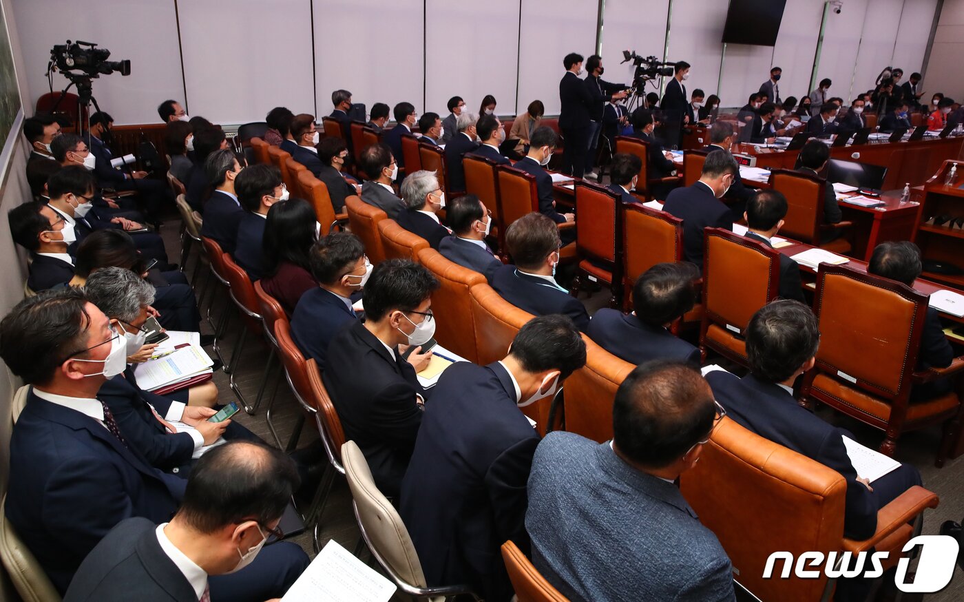 본문 이미지 - 외교부, 한국국제협력단, 재외동포재단 등 관계부처 직원들이 4일 서울 여의도 국회 외교통일위원회 회의실에서 열린 국정감사에 출석하고 있다. (공동취재) 2022.10.4/뉴스1 ⓒ News1 유승관 기자