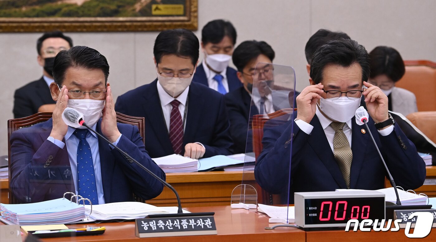 본문 이미지 - 정황근 농림축산식품부 장관(오른쪽)과 김인중 차관이 4일 서울 여의도 국회에서 열린 농림축산식품해양수산위원회 국정감사에서 안경을 고쳐 쓰고 있다. (공동취재) 2022.10.4/뉴스1 ⓒ News1 유승관 기자