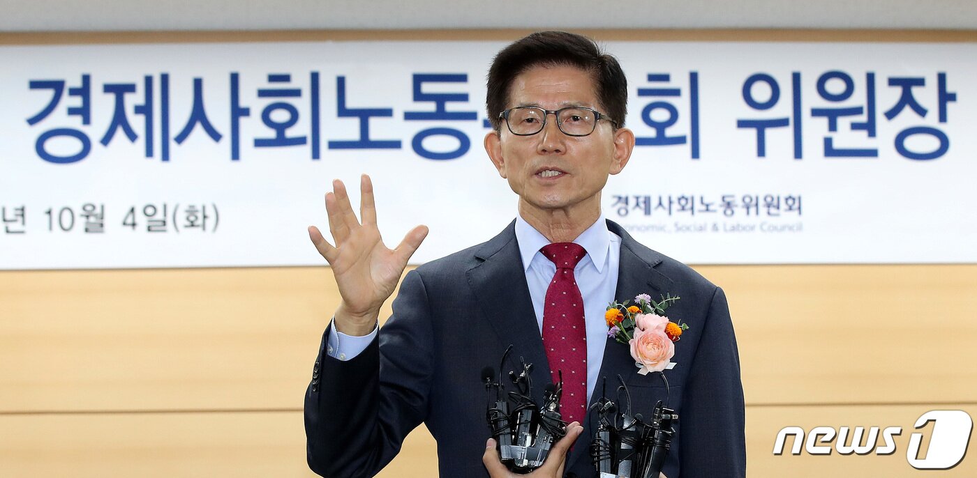 본문 이미지 - 김문수 신임 경제사회노동위원회 위원장이 4일 오전 서울 종로구 경제사회노동위원회 대회의실에서 취임식을 마친 뒤 취재진의 질문에 답하고 있다. 경사노위 위원장을 맡게 된 김 위원장은 노동운동가 출신 정치인으로 15~17대 3선 국회의원과 32·33대 경기도지사를 역임했다. 2022.10.4/뉴스1 ⓒ News1 박지혜 기자
