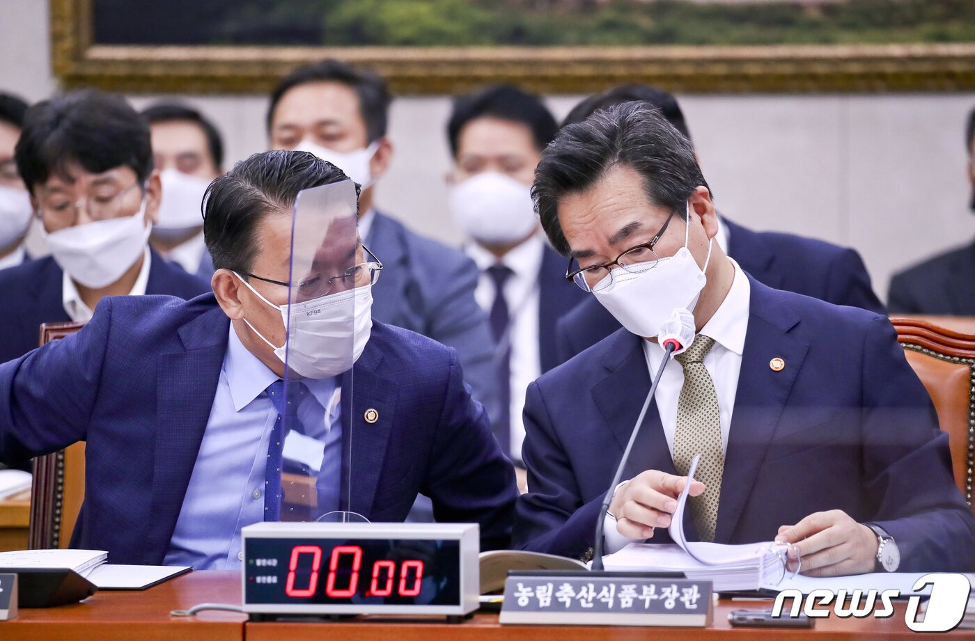 본문 이미지 - 정황근 농림축산식품부 장관이 4일 서울 여의도 국회 농림축산식품해양수산위원회에서 열린 국정감사에 출석해 김인중 차관과 대화하고 있다. (공동취재) 2022.10.4/뉴스1 ⓒ News1 유승관 기자