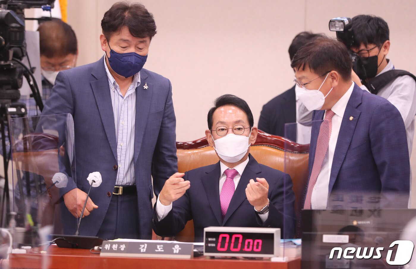 본문 이미지 - 4일 서울 여의도 국회에서 열린 대법원 등에 대한 법제사법위원회 국정감사에서 김도읍 법사위원장(가운데)과 정점식 국민의힘 간사, 기동민 더불어민주당 간사가 대화하고 있다. 2022.10.4/뉴스1 ⓒ News1 허경 기자