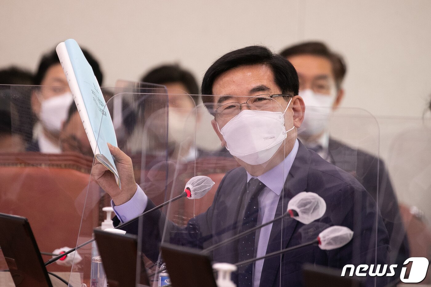 본문 이미지 - 정일영 더불어민주당 의원이 4일 오전 서울 여의도 국회에서 열린 산업통상자원중소벤처기업위원회 국정감사에서 이창양 산업통상자원부 장관에게 보고서 내용이 부실하다고 항의하고 있다. (공동취재) 2022.10.4/뉴스1 ⓒ News1 유승관 기자
