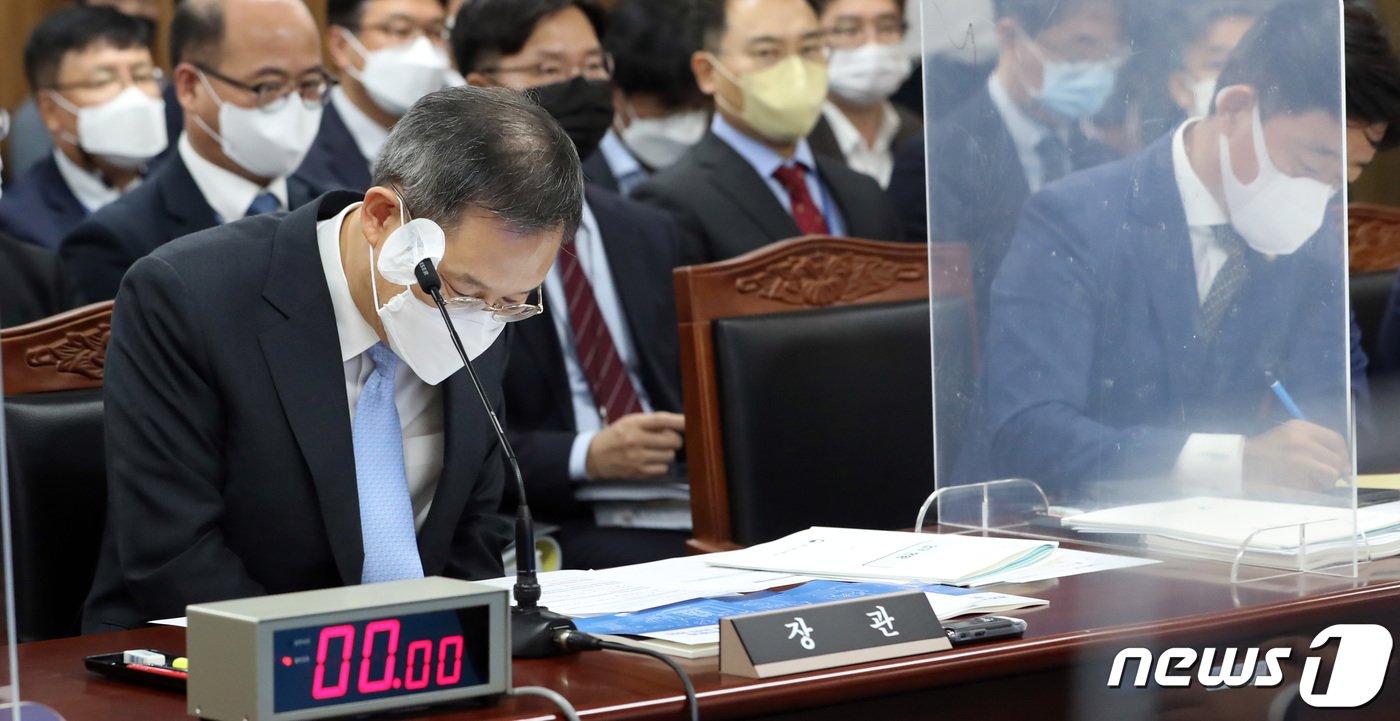 본문 이미지 - 이종호 과학기술정보통신부 장관이 4일 오전 정부세종청사에서 열린 국회 과학기술정보방송통신위원회의 과학기술정보통신부, 우정사업본부 등에 대한 국정감사에서 국회 상임위 불출석 지적에 고개 숙여 사과하고 있다. 2022.10.4/뉴스1 ⓒ News1 김기남 기자