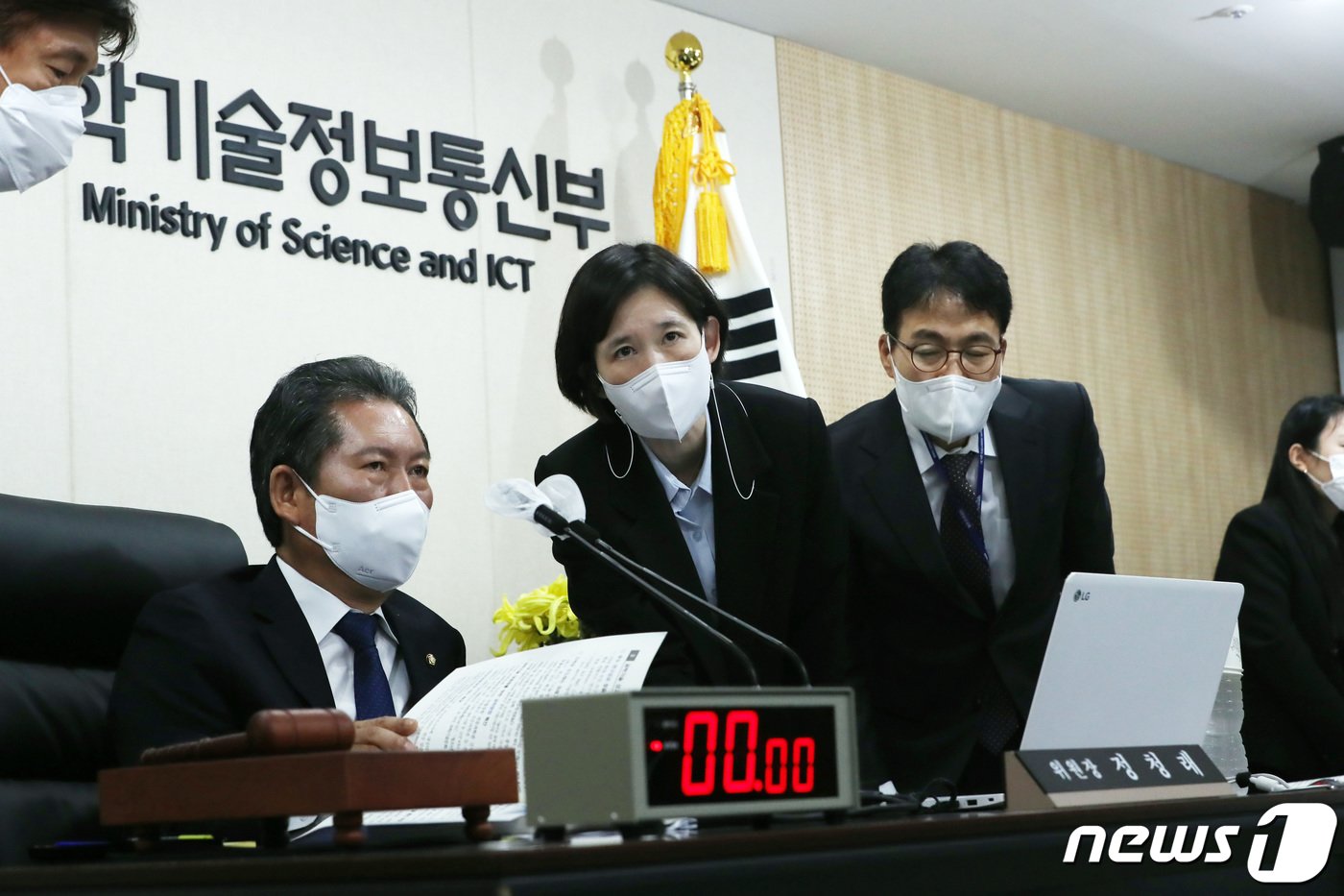 본문 이미지 - 4일 오전 정부세종청사에서 열린 국회 과학기술정보방송통신위원회의 과학기술정보통신부, 우정사업본부 등에 대한 국정감사에서 의원들의 배포 자료 컴퓨터에서 업무보고 파일을 찾기 힘들다는 지적에 정회되고 있다. 정청래 위원장이 관계 직원들과 종이 자료를 살펴보며 수습하고 있다. 2022.10.4/뉴스1 ⓒ News1 김기남 기자