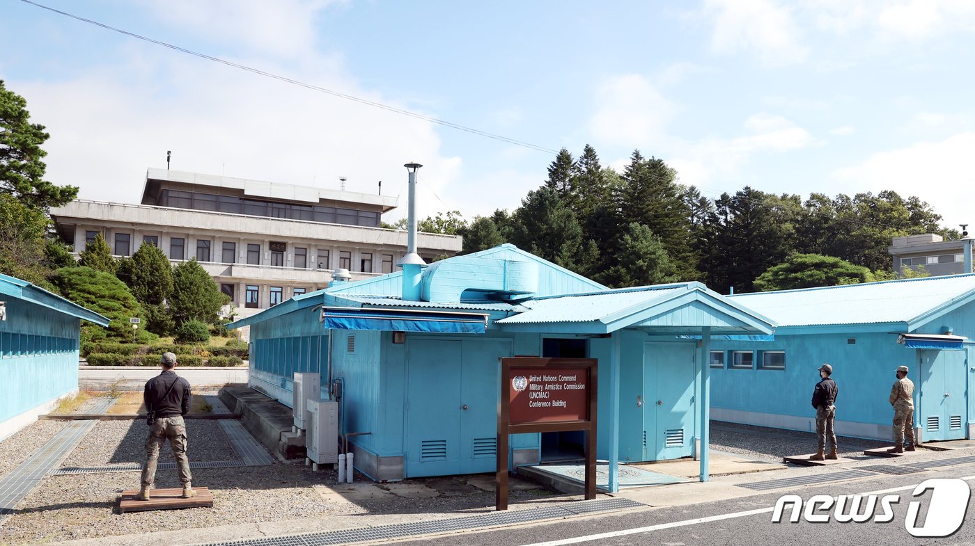 본문 이미지 - 4일 경기 파주시 판문점에서 주한미군과 한국군이 근무를 서고 있다. 2022.10.4/뉴스1 ⓒ News1 사진공동취재단