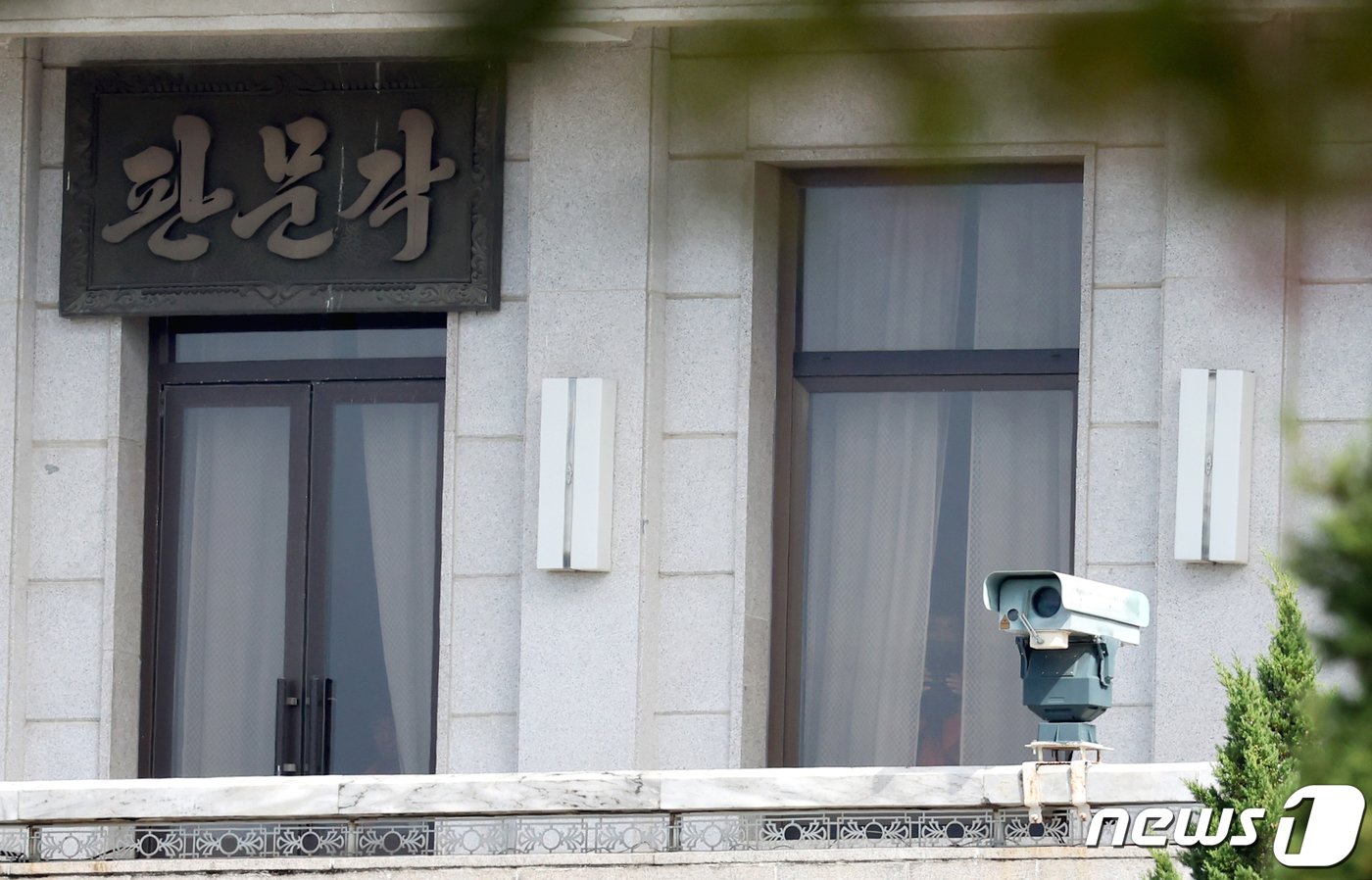 본문 이미지 - 4일 경기 파주시 판문점 북측 판문각 창문에서 북한군이 남측을 향해 쌍안경을 들고 있다. 2022.10.4/뉴스1 ⓒ News1 사진공동취재단