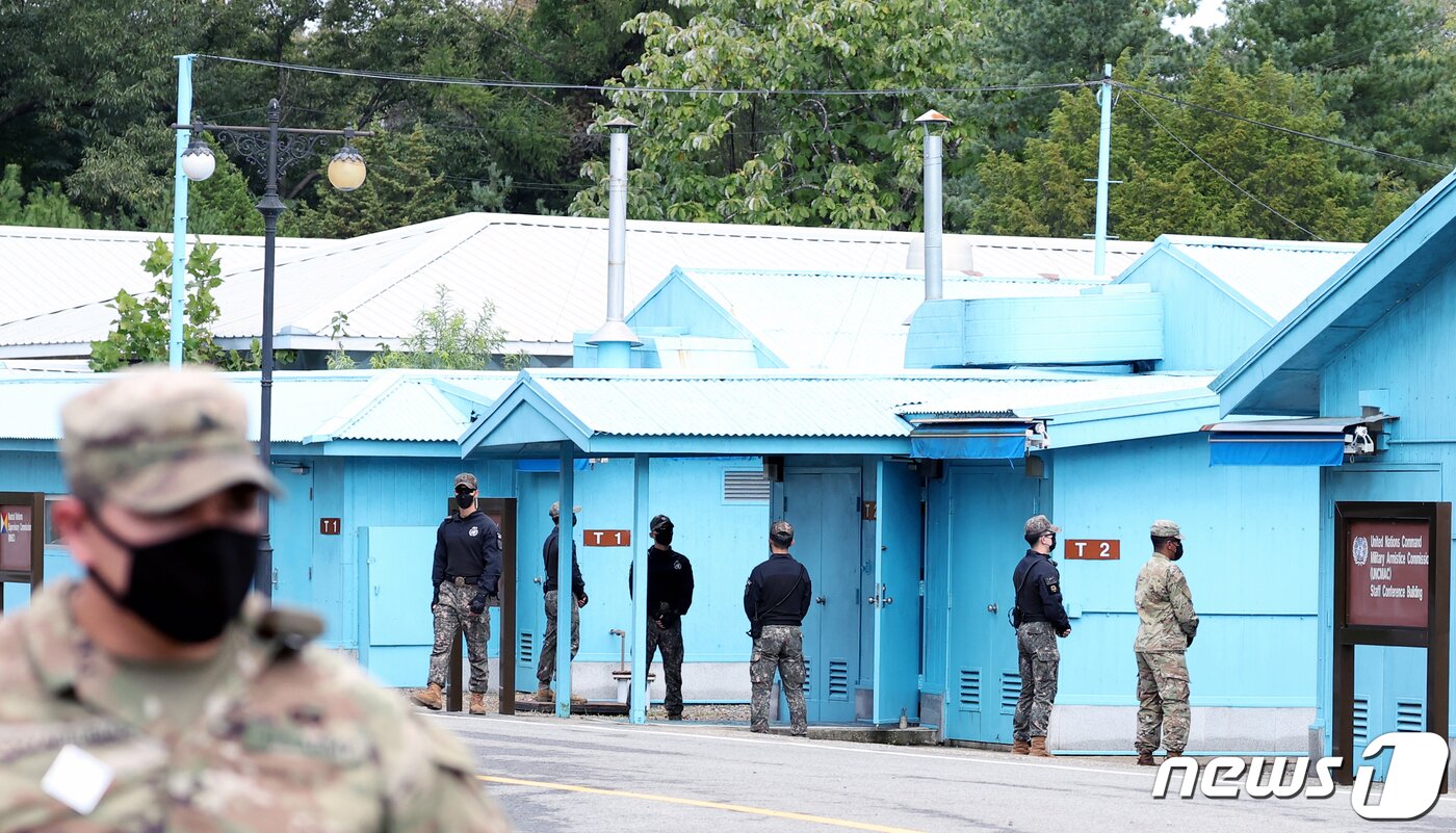 본문 이미지 - 4일 경기 파주시 판문점에서 주한미군과 한국군이 근무를 서고 있다. 2022.10.4/뉴스1 ⓒ News1 사진공동취재단