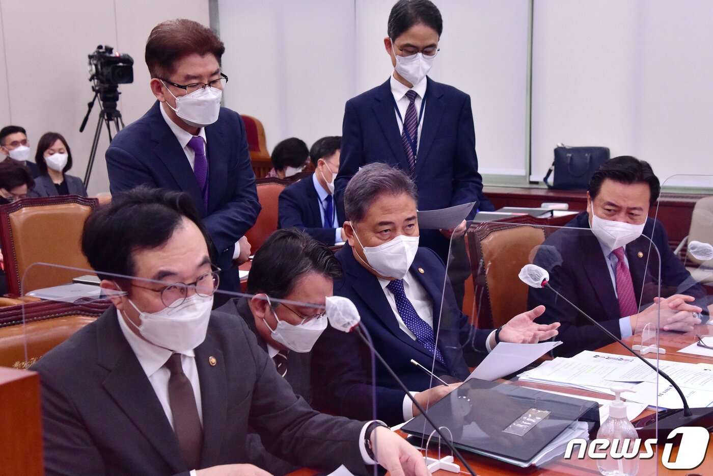 본문 이미지 - 박진 외교부 장관이 4일 서울 여의도 국회에서 열린 외교통일위원회 국정감사가 정회 된 후 조현동 제1차관, 이도훈 제2차관을 비롯한 관계자들과 대화를 하고 있다. (공동취재) 2022.10.4/뉴스1 ⓒ News1 유승관 기자