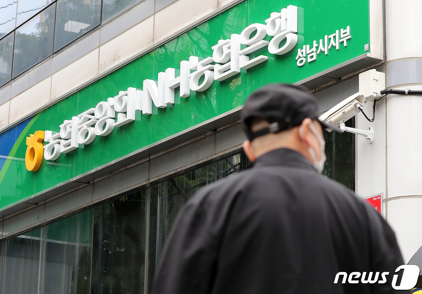 본문 이미지 - '성남FC 후원금 의혹' 사건 관련 검찰이 4일 현대백화점, 알파돔시티 사무실 등 7곳에 대해 강제수사에 나섰다. 2022.10.4/뉴스1 ⓒ News1 박세연 기자