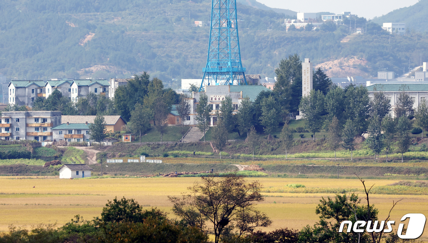 (파주=뉴스1) 사진공동취재단 = 4일 경기 파주시 판문점 3초소에서 바라본 북한의 기정동 마을이 한적한 모습을 하고 있다. 2022.10.4/뉴스1