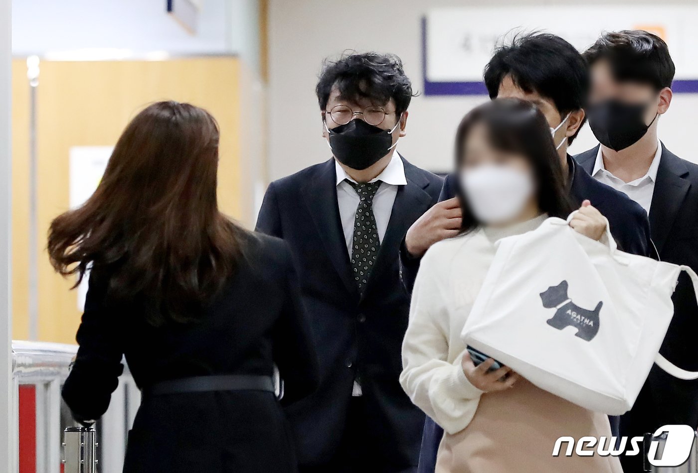 본문 이미지 - 이정훈 전 빗썸코리아 이사회 의장이 4일 서울 서초구 서울중앙지방법원에서 열린 1000억대 사기 1심 공판에 출석하고 있다. 이 전 의장은 지난 2018년 김병건 BK그룹 회장과 BXA 코인 관련 사기 혐의로 법적 공방 중에 있다. 한편 오는 6일 국회 정무위원회의 금융위 국정감사에 이 전 의장이 증인으로 채택 했으나, 이 전 의장은 건강상 문제와 형사소송 등의 사유로 국정감사 불출석 사유서를 제출했다. 2022.10.4/뉴스1 ⓒ News1 장수영 기자