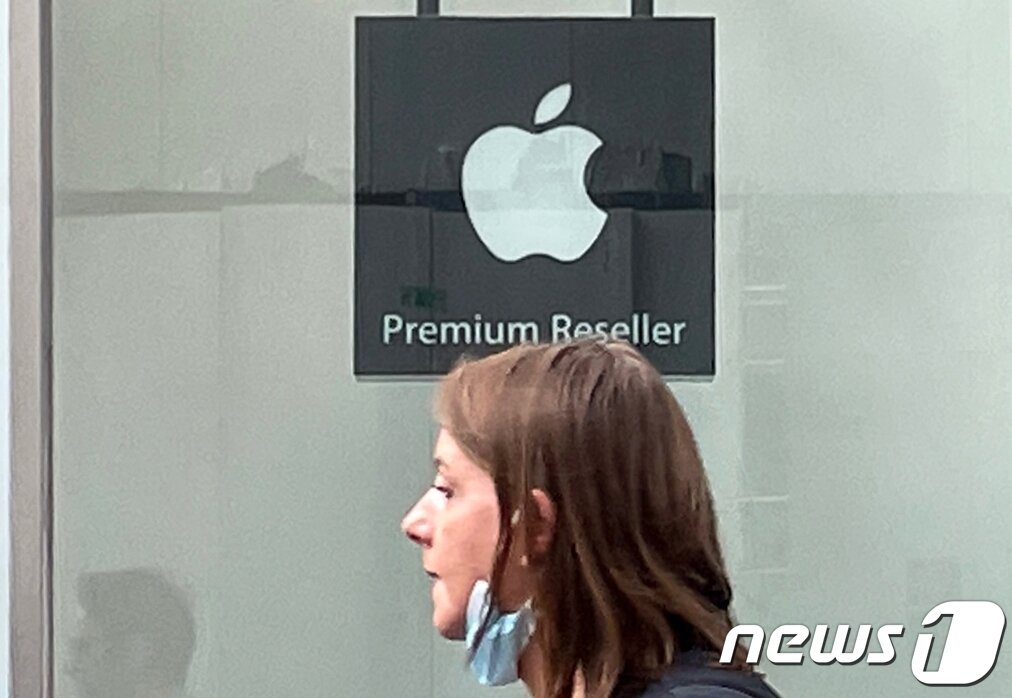 본문 이미지 - 서울의 한 애플 매장 앞으로 관광객이 지나가고 있다. 2022.10.4/뉴스1 ⓒ News1 이광호 기자