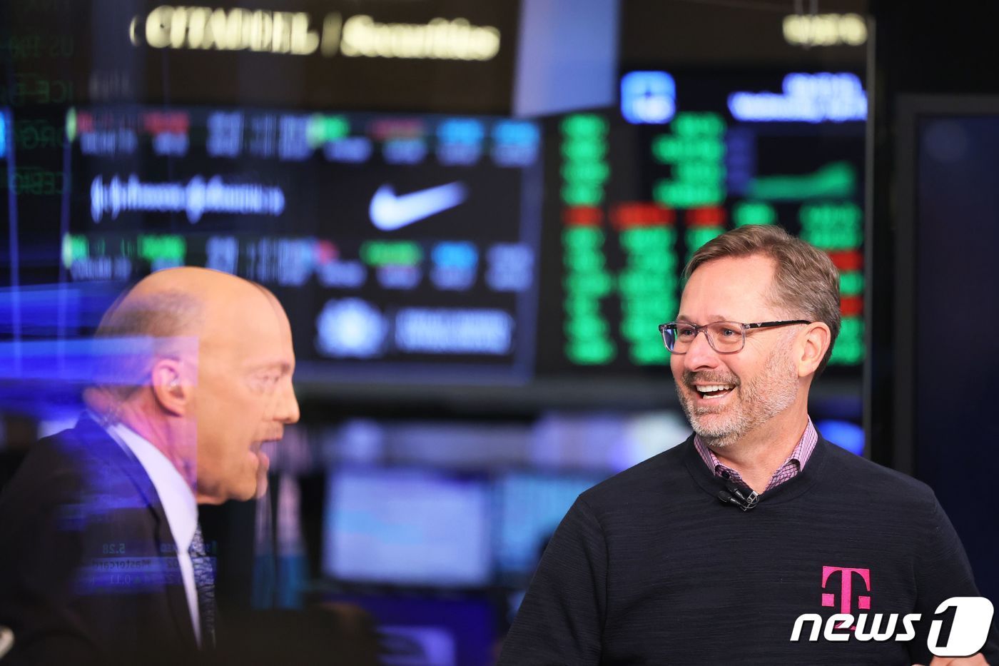 본문 이미지 - 왼쪽이 짐 크레이머.  CNBC '매드 머니' 진행자. ⓒ AFP=뉴스1 ⓒ News1 박형기 기자