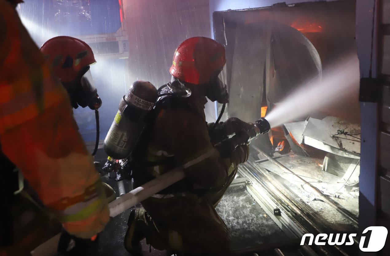 4일 오후 5시25분쯤 경북 구미시 4공단에 있는 공장건물에서 화재가 발생했다. 소방당국은 대응1단계에 이어 2단계로 격상하고 펌프차 등 장비 46대와 100명을 투입해 진화작업을 벌이고 있다.&#40;경북소방본부제공&#41;2022.10.4/뉴스1 ⓒ News1 최창호 기자