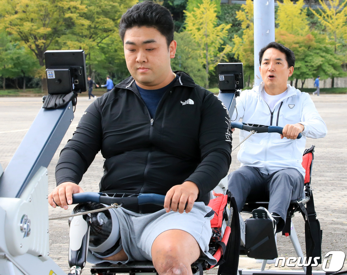 (하남=뉴스1) 구윤성 기자 = 박민식 국가보훈처장이 5일 오전 경기 하남 미사조정경기장에서 하재헌 선수와 함께 로잉머신 훈련을 하고 있다.제42회 전국장애인체육대회(10월19~2 …