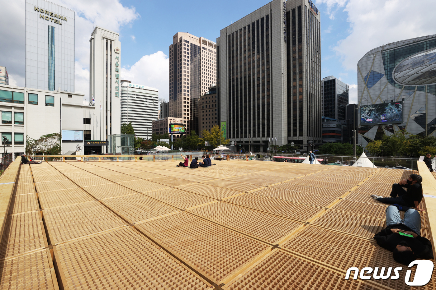 (서울=뉴스1) 이광호 기자 = 5일 서울 중구 서울도시건축전시관 옥상 공간 서울마루에 설치된 작품 '서울 대청'에서 시민들이 여유로운 시간을 보내고 있다.우리 전통 건축 양식인 …